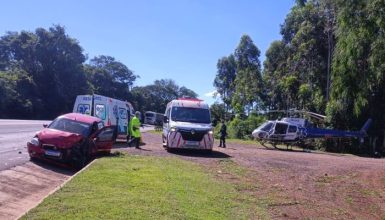 Batida entre carro e caminhão interdita pista da BR-277, entre Guaraniaçu e Cascavel Imagem referente a Batida entre carro e caminhão interdita pista da BR-277, entre Guaraniaçu e Cascavel