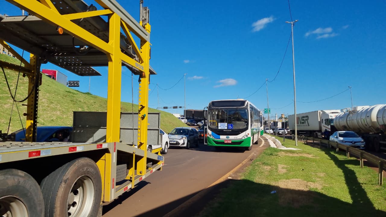 Caminhão estraga e caos é instalado no Trevo Cataratas