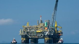 Vazamento de gás paralisa plataforma da Petrobras na Bacia de Campos