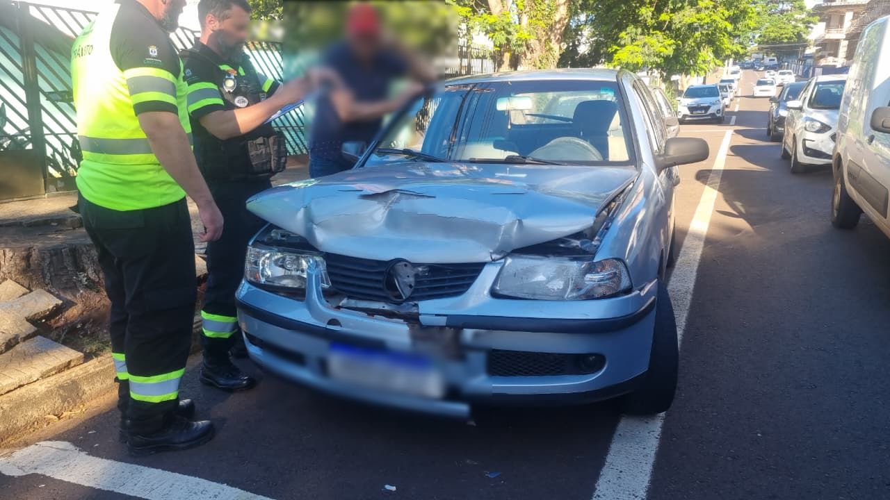 Condutor é detido por embriaguez ao volante após acidente no centro de Cascavel Imagem referente a Condutor é detido por embriaguez ao volante após acidente no centro de Cascavel