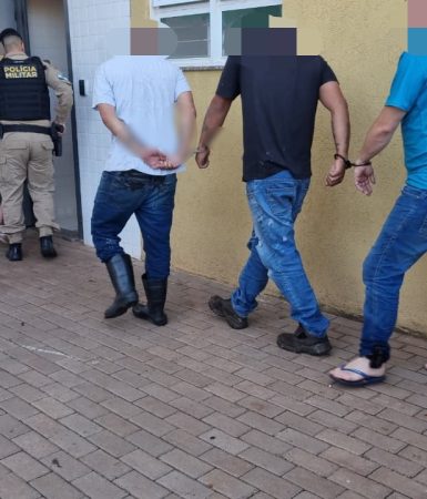 Mandado por estupro leva polícia a lavacar e termina com quatro detidos em Cascavel Imagem referente a Mandado por estupro leva polícia a lavacar e termina com quatro detidos em Cascavel