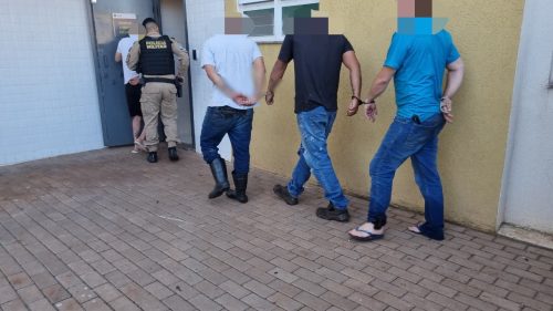 Mandado por estupro leva polícia a lavacar e termina com quatro detidos em Cascavel Imagem referente a Mandado por estupro leva polícia a lavacar e termina com quatro detidos em Cascavel