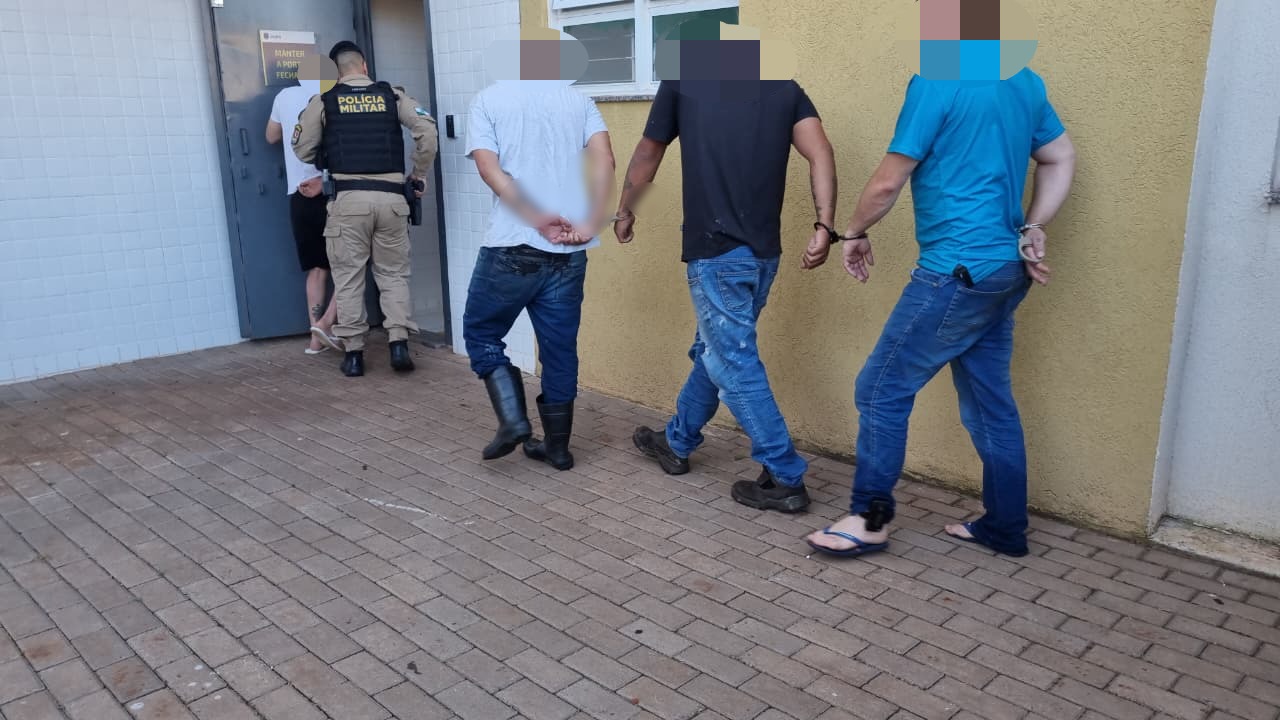 Mandado por estupro leva polícia a lavacar e termina com quatro detidos em Cascavel