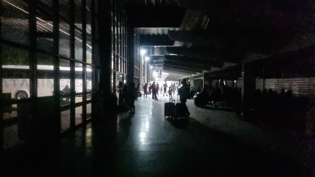 Apagão parcial deixa Rodoviária de Cascavel às escuras e causa transtornos a passageiros