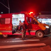 Casal fica ferido ao colidir Shineray contra ônibus na Avenida Tancredo Neves Imagem referente a Casal fica ferido ao colidir Shineray contra ônibus na Avenida Tancredo Neves