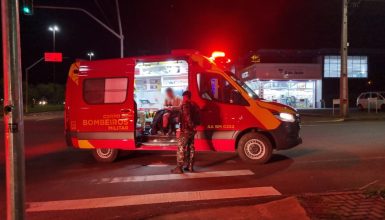 Casal fica ferido ao colidir Shineray contra ônibus na Avenida Tancredo Neves Imagem referente a Casal fica ferido ao colidir Shineray contra ônibus na Avenida Tancredo Neves