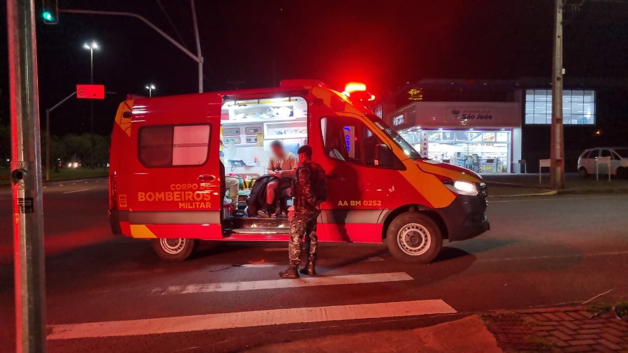 Casal fica ferido ao colidir Shineray contra ônibus na Avenida Tancredo Neves