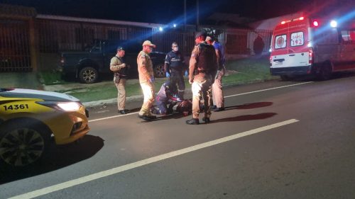 PM flagra homem caído em via pública no Cascavel Velho e aciona socorro Imagem referente a PM flagra homem caído em via pública no Cascavel Velho e aciona socorro