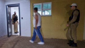 Colisão contra trailer estacionado mobiliza a PM na região norte durante a madrugada desta sexta-feira