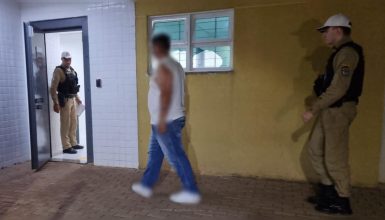 Colisão contra trailer estacionado mobiliza a PM na região norte durante a madrugada desta sexta-feira Imagem referente a Colisão contra trailer estacionado mobiliza a PM na região norte durante a madrugada desta sexta-feira