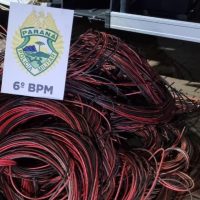 Imagem referente a Fuga na madrugada: carro com 200 kg de fios roubados é abandonado em matagal