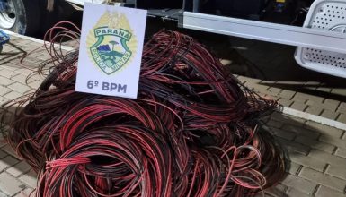 Fuga na madrugada: carro com 200 kg de fios roubados é abandonado em matagal Imagem referente a Fuga na madrugada: carro com 200 kg de fios roubados é abandonado em matagal