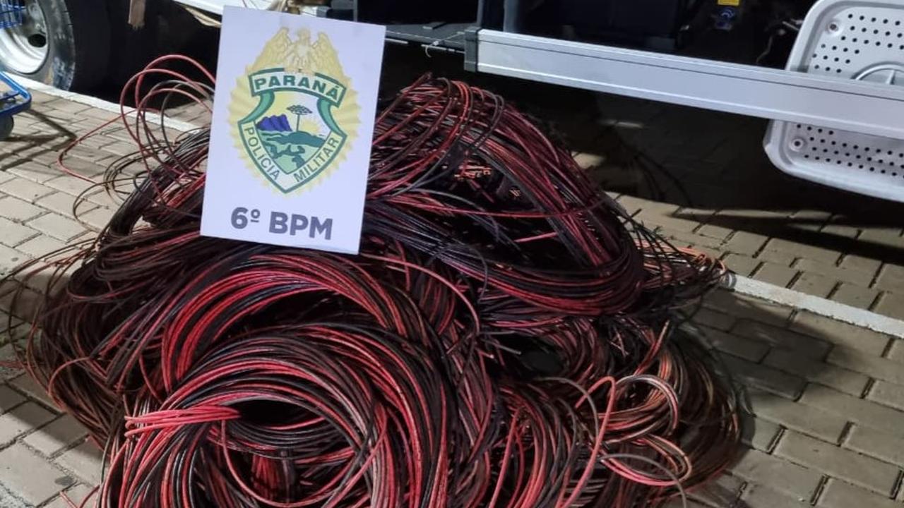 Imagem referente a Fuga na madrugada: carro com 200 kg de fios roubados é abandonado em matagal