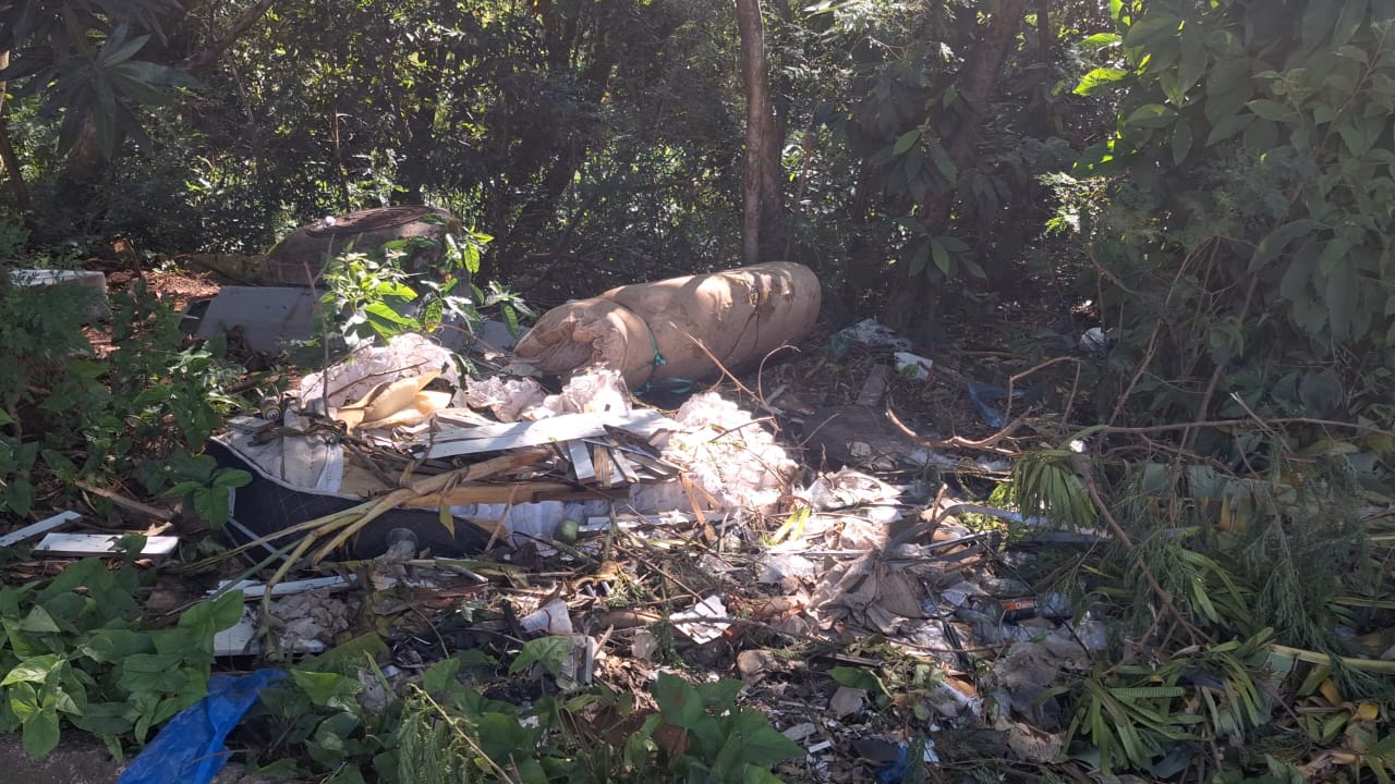 Descarte irregular de lixo preocupa moradores das Ruas Marechal Floriano e Pinheiro Machado, no bairro Cancelli