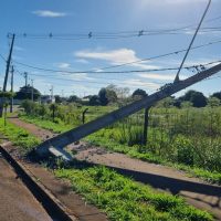 HRv derruba poste entre os Bairros Tropical e Cancelli Imagem referente a HRv derruba poste entre os Bairros Tropical e Cancelli