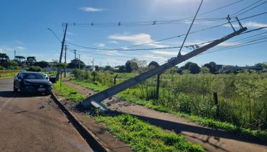 Imagem referente a HRv derruba poste entre os Bairros Tropical e Cancelli