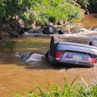 Imagem referente a Carro ocupado por quatro pessoas cai dentro de rio em Toledo