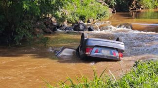 Carro ocupado por quatro pessoas cai dentro de rio em Toledo