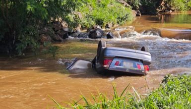 URGENTE: Carro ocupado por quatro pessoas cai dentro de rio em Toledo Imagem referente a URGENTE: Carro ocupado por quatro pessoas cai dentro de rio em Toledo