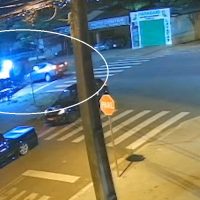 Imagem referente a Câmera flagra batida de motorista embriagado contra trailer de lanches em Cascavel