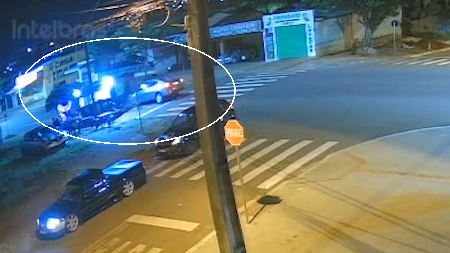 Imagem referente a Câmera flagra batida de motorista embriagado contra trailer de lanches em Cascavel