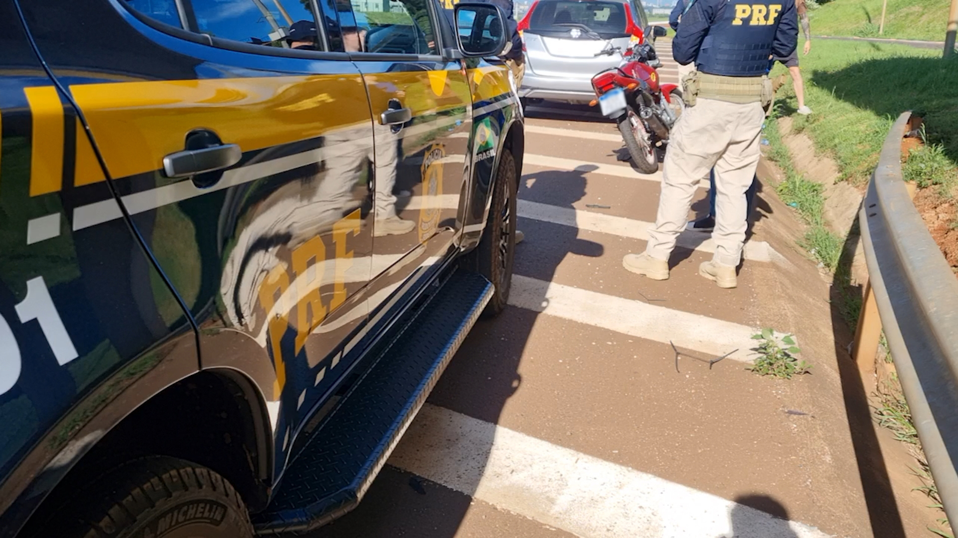 Acidente de trânsito deixa motociclista ferido no Trevo Cataratas, em Cascavel