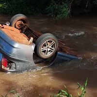 Imagem referente a Mãe morre no hospital após carro cair em rio em Toledo; Crianças sobreviveram