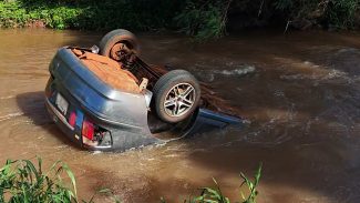 Mãe morre no hospital após carro cair em rio em Toledo; Crianças sobreviveram