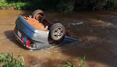 Imagem referente a Mãe morre no hospital após carro cair em rio em Toledo; Crianças sobreviveram