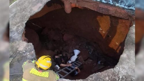 Irmãos e cachorros caem em cratera que se abriu de forma repentina na calçada