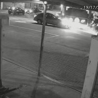 Imagem referente a Nova imagem mostra motorista embriagado batendo contra trailer de lanches