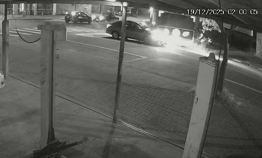 Imagem referente a Nova imagem mostra motorista embriagado batendo contra trailer de lanches