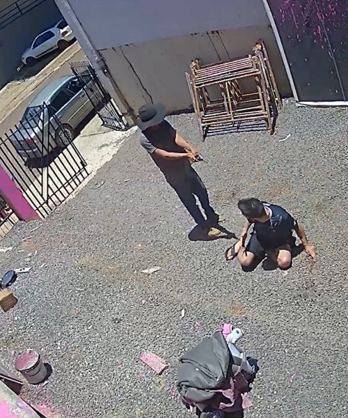 Imagem referente a Câmera flagra execução: ex-sogro mata a tiros suposto agressor da filha e foge