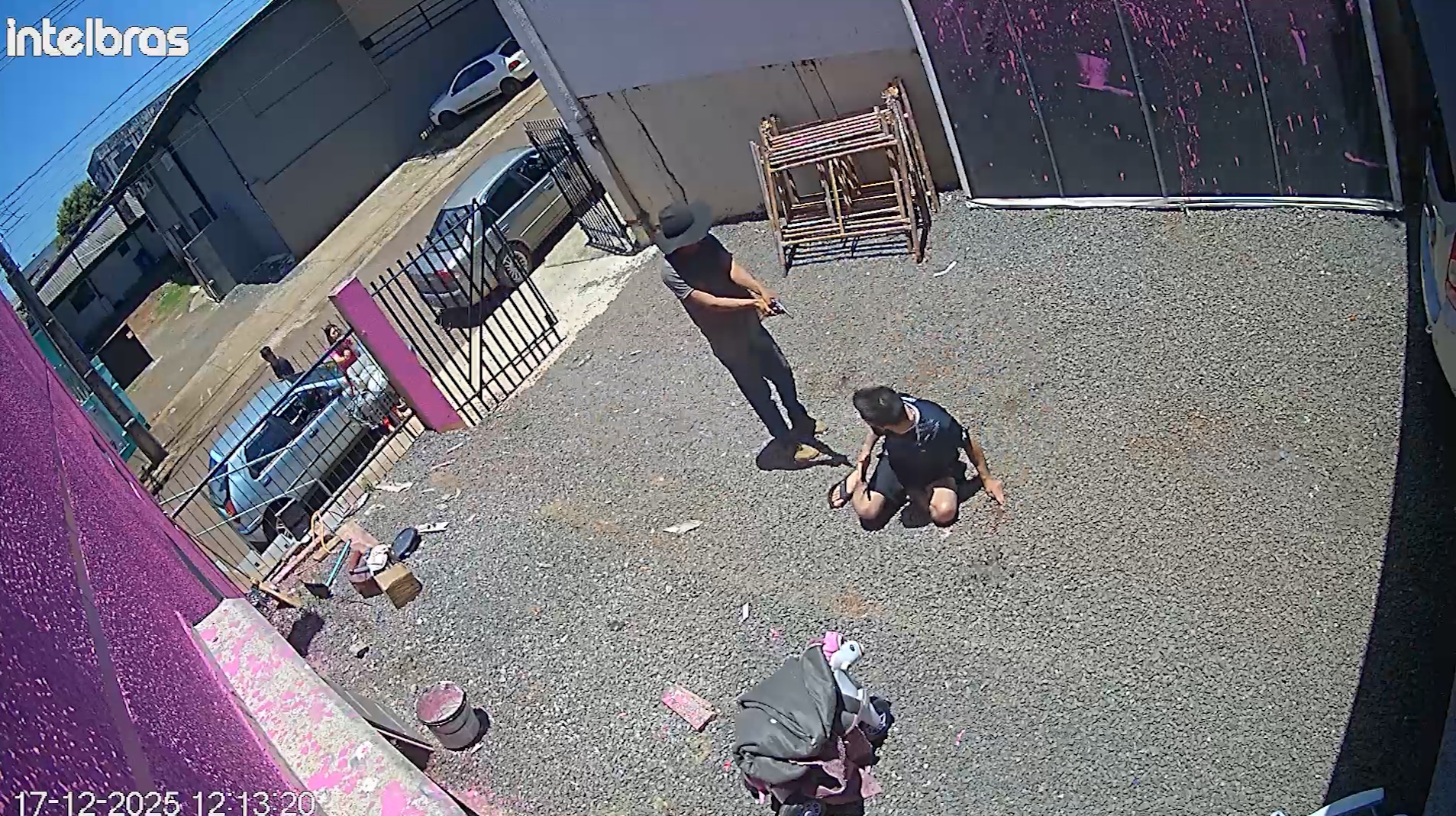 Câmera flagra execução: ex-sogro mata a tiros suposto agressor da filha e foge