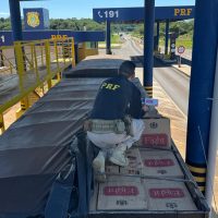 Imagem referente a PRF flagra caminhão com 600 mil maços de cigarro contrabandeado em rodovia do PR