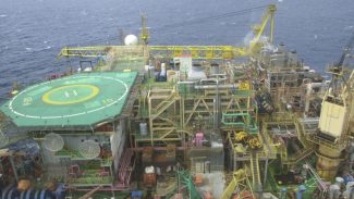 Mesmo com vazamento sanado, plataforma da Petrobras segue sem produção