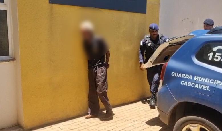 Homem é preso após agredir mulher na Praça da Bíblia
