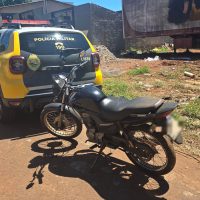 Imagem referente a Moto furtada nas proximidades da UPA Brasília é encontrada pela PM escondida em área de mata