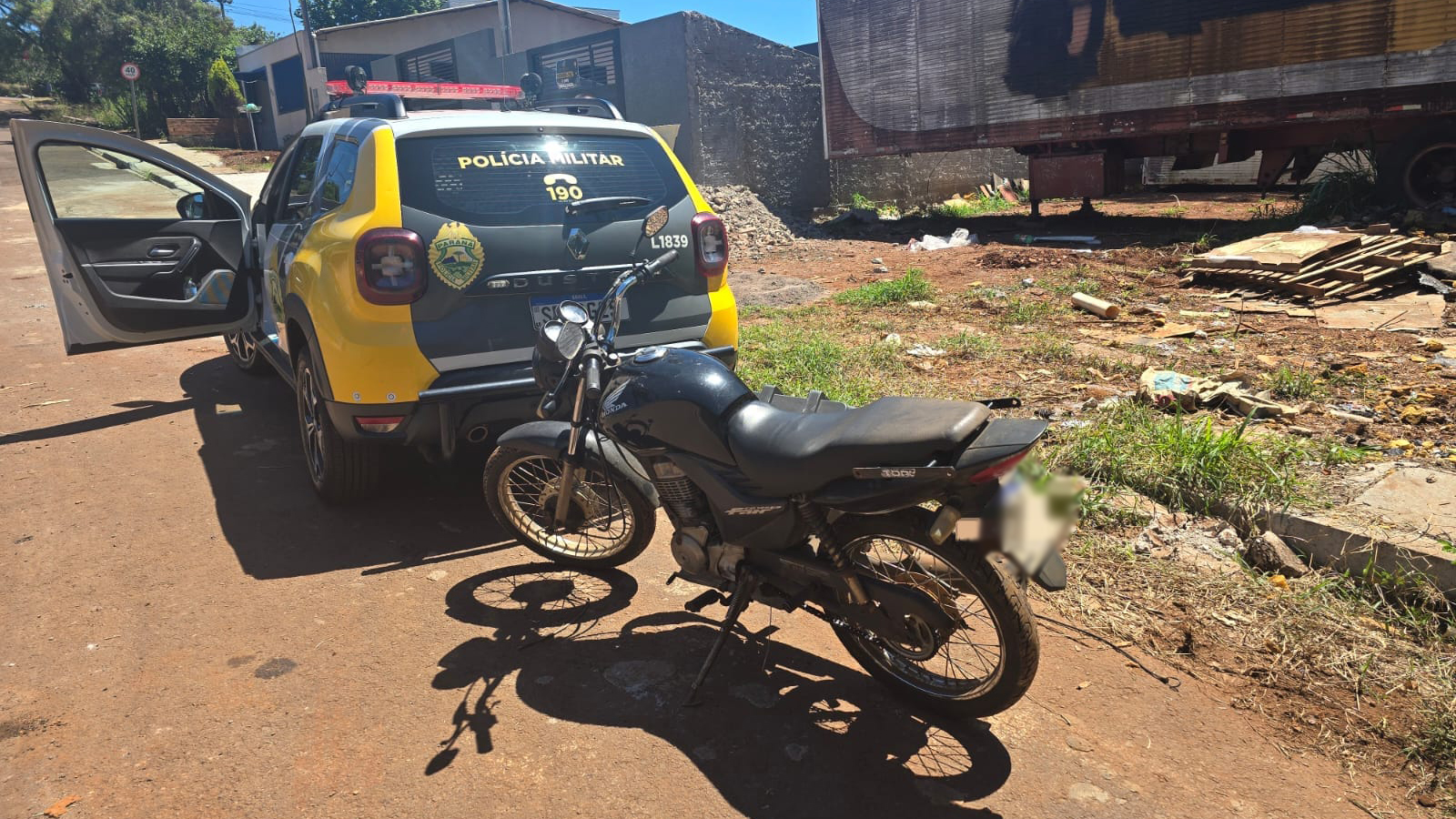 Moto furtada nas proximidades da UPA Brasília é encontrada pela PM escondida em área de mata Moto furtada nas proximidades da UPA Brasília é encontrada pela PM escondida em área de mata