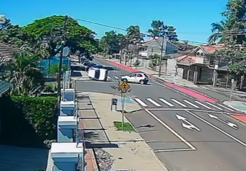 Imagem referente a Vídeo mostra Gol capotando após colisão com Corsa no Maria Luiza