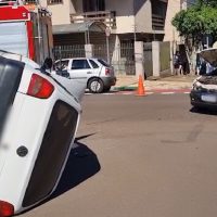 Imagem referente a Pancada entre dois carros deixa Gol capotado e seis vítimas em cruzamento no Maria Luiza