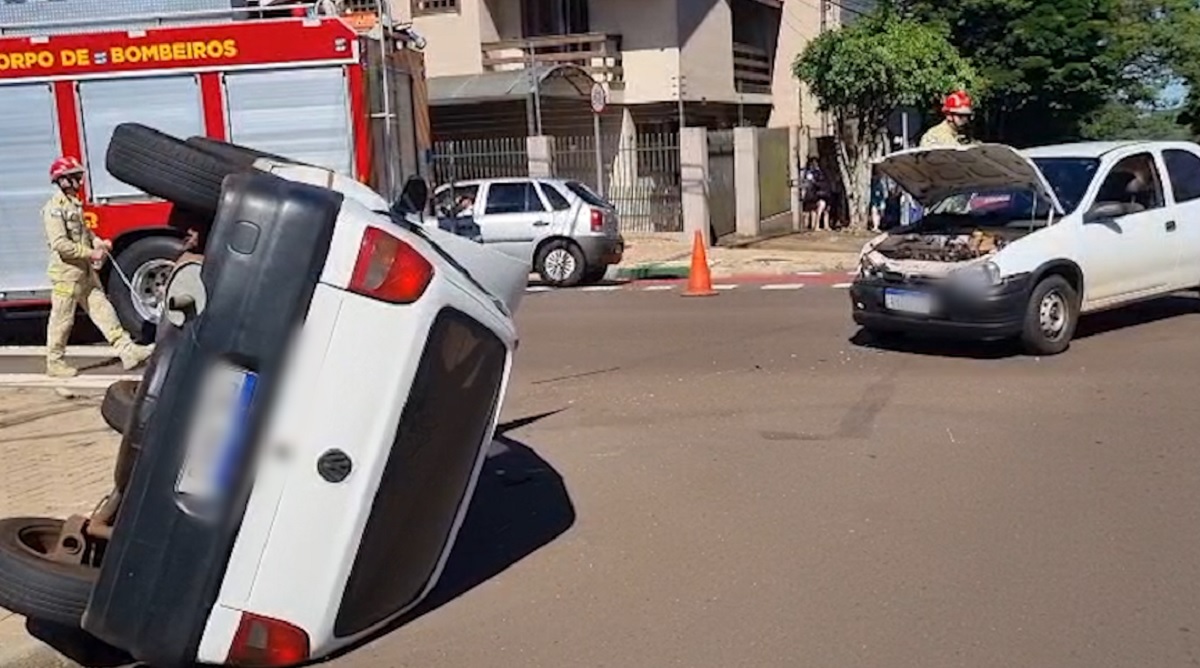 Pancada entre dois carros deixa Gol capotado e seis vítimas em cruzamento no Maria Luiza