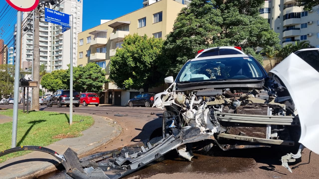 Acidente entre Kicks e Taos deixa trânsito lento no Centro de Cascavel