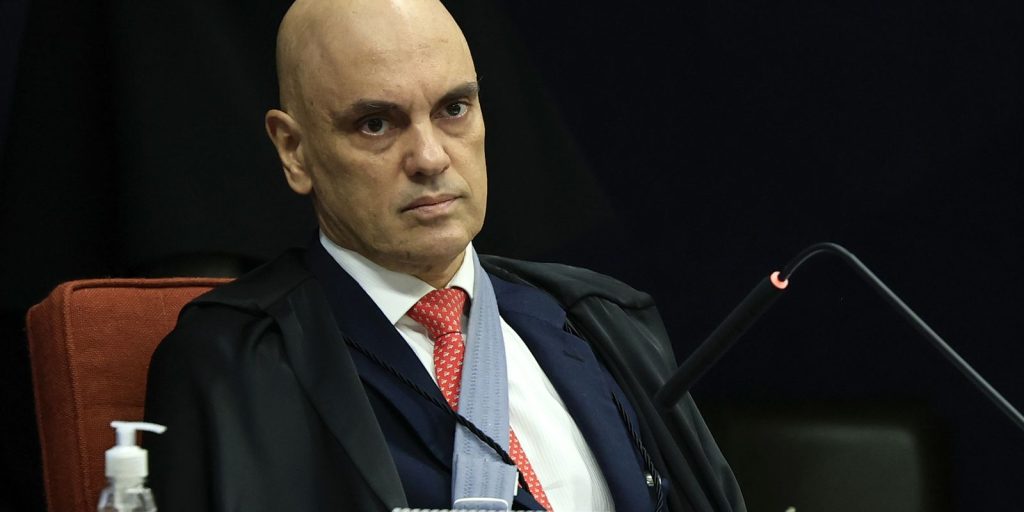 Moraes autoriza Bolsonaro a deixar a prisão para fazer cirurgia