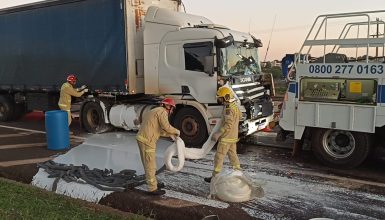 Imagem referente a Engavetamento entre caminhões espalha carga de tinta e mobiliza Bombeiros na BR-277 em Cascavel
