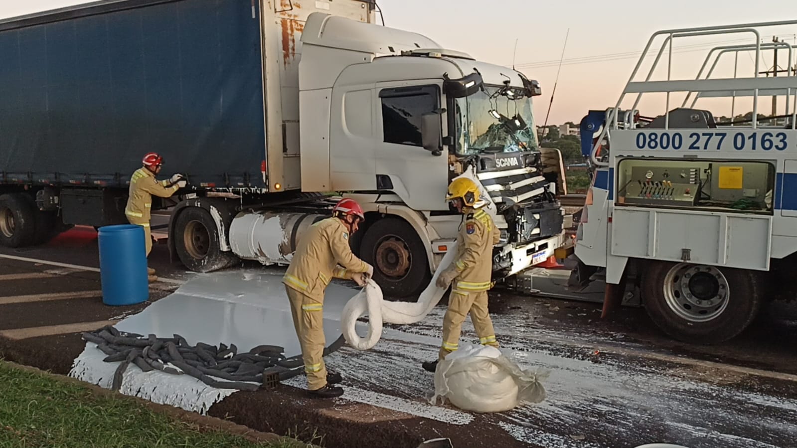 Engavetamento entre caminhões espalha carga de tinta e mobiliza Bombeiros na BR-277 em Cascavel