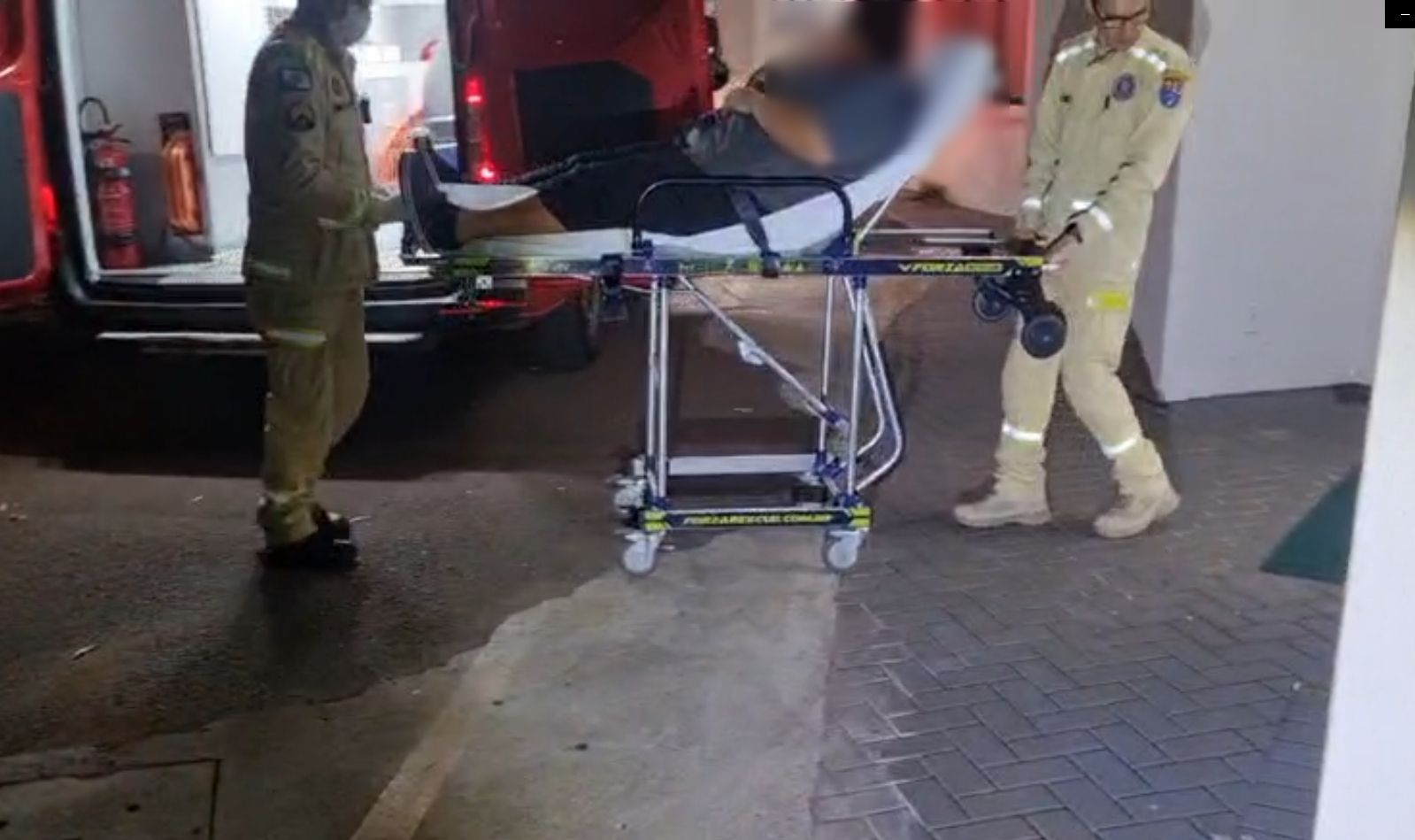 Estudante é socorrida pelo Siate após cair em escadaria de colégio no bairro Floresta
