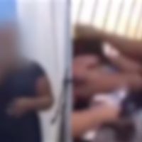 Imagem referente a Mulher flagra namorado com outra, os dois apanham, mas casal sai junto no final