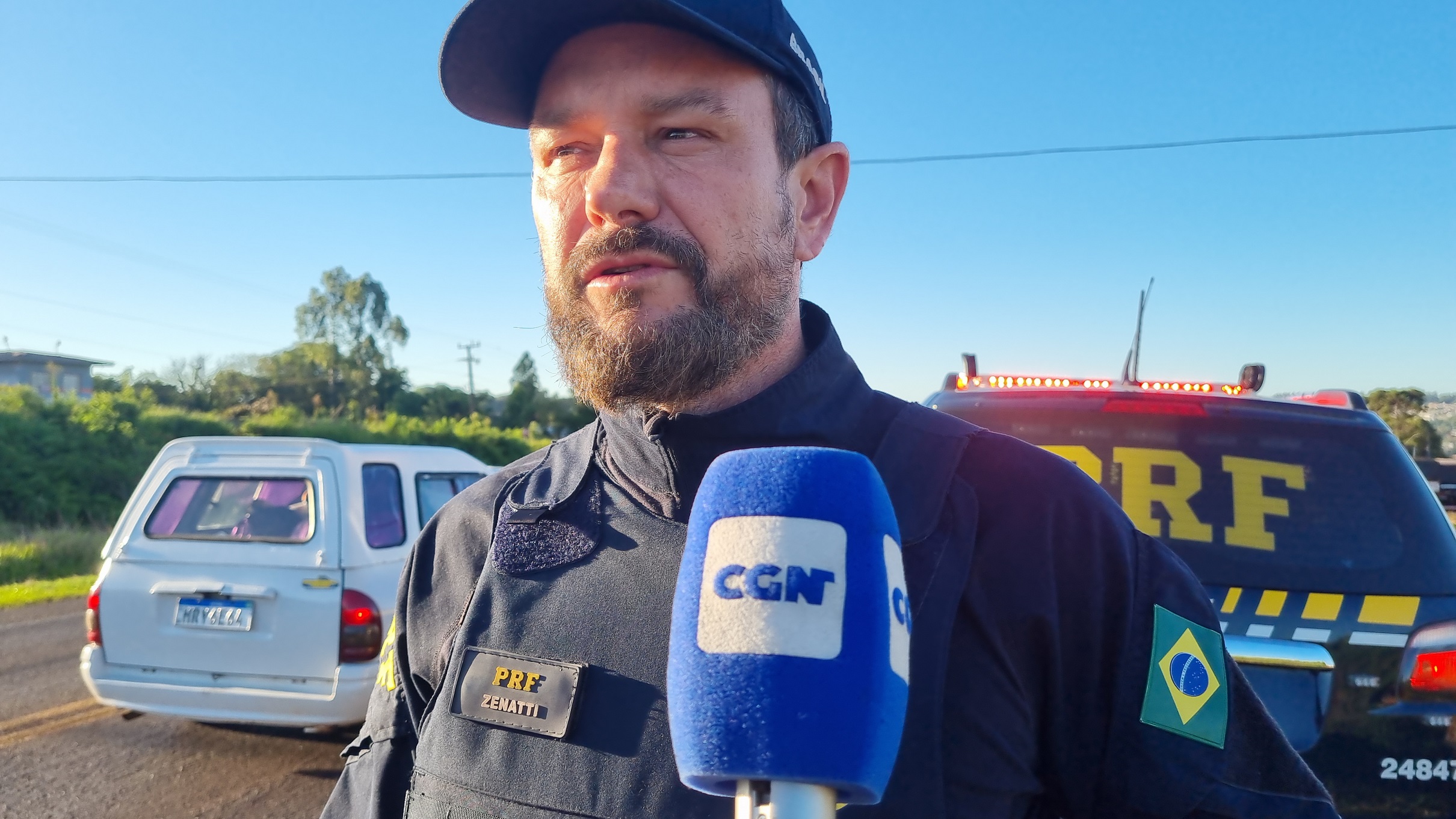 PRF tenta localizar ônibus que não parou após se envolver em acidente que resultou em dois carros capotados na BR-369 Imagem referente a PRF tenta localizar ônibus que não parou após se envolver em acidente que resultou em dois carros capotados na BR-369