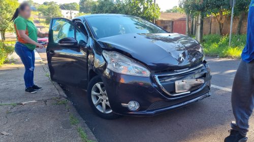 Mulher fica ferida em acidente entre Celta e Peugeot 208 no bairro Brasília, em Cascavel Imagem referente a Mulher fica ferida em acidente entre Celta e Peugeot 208 no bairro Brasília, em Cascavel